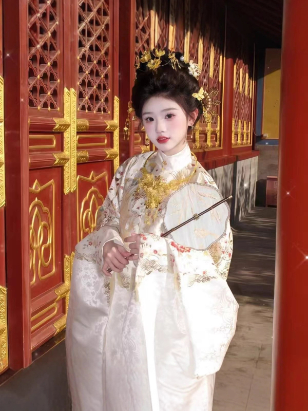 Hanfu u dinastiji Ming za plemenitu damu s zlatnom vezom i bogatim cvjetnim ukrasima, okrugli ovratnik, prednje otvaranje, set jakna-suknja za sve sezone