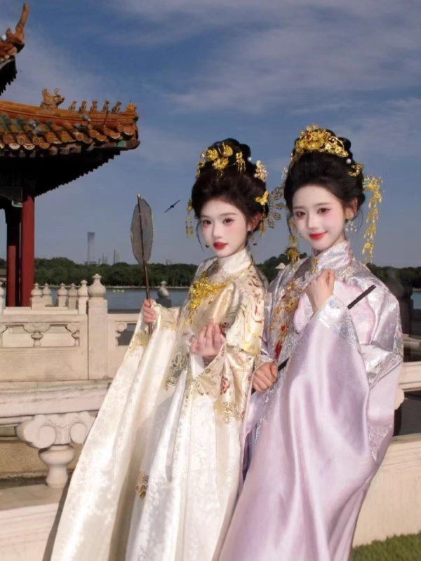 Hanfu u dinastiji Ming za plemenitu damu s zlatnom vezom i bogatim cvjetnim ukrasima, okrugli ovratnik, prednje otvaranje, set jakna-suknja za sve sezone