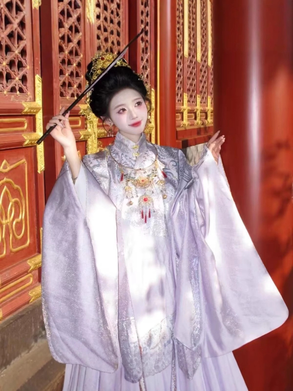 Hanfu u dinastiji Ming za plemenitu damu s zlatnom vezom i bogatim cvjetnim ukrasima, okrugli ovratnik, prednje otvaranje, set jakna-suknja za sve sezone