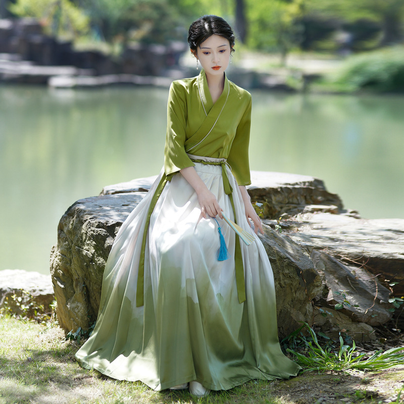 2026 Novi kineski stil satenski Hanfu set sa suknjom s atramentnim gradijentom i topom s polugolim rukavima, uz traku