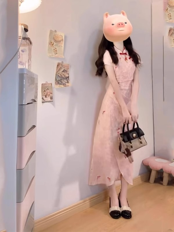 Moderna kineska stil qipao haljina, nježan kroj, vitka silueta, duga A-linija haljina, visok stojeći ovratnik, kratki rukavi, ljetni model 2025