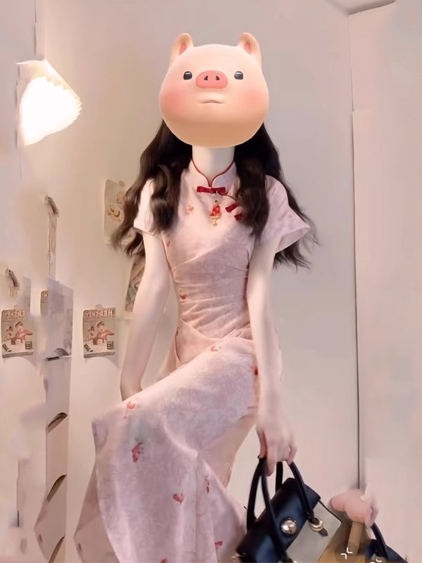Moderna kineska stil qipao haljina, nježan kroj, vitka silueta, duga A-linija haljina, visok stojeći ovratnik, kratki rukavi, ljetni model 2025