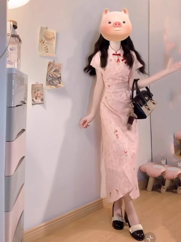 Moderna kineska stil qipao haljina, nježan kroj, vitka silueta, duga A-linija haljina, visok stojeći ovratnik, kratki rukavi, ljetni model 2025
