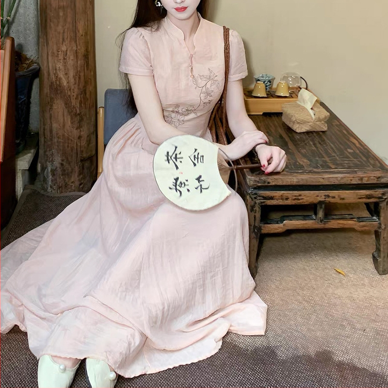 Lingxiao ljetna haljina u kineskom stilu s izvezom, cheongsam kroj, A-linija, izrezani ovratnik, prozirne detalji, elegantan izgled visoke kvalitete
