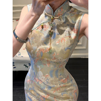 Bez rukava qipao haljina sa naglašenim strukom i uskim krojem, duga uska suknja, stojeći ovratnik, umjetnički vintage stil, kineski stil