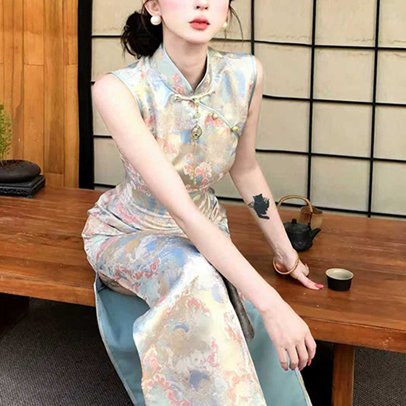 Bez rukava qipao haljina sa naglašenim strukom i uskim krojem, duga uska suknja, stojeći ovratnik, umjetnički vintage stil, kineski stil