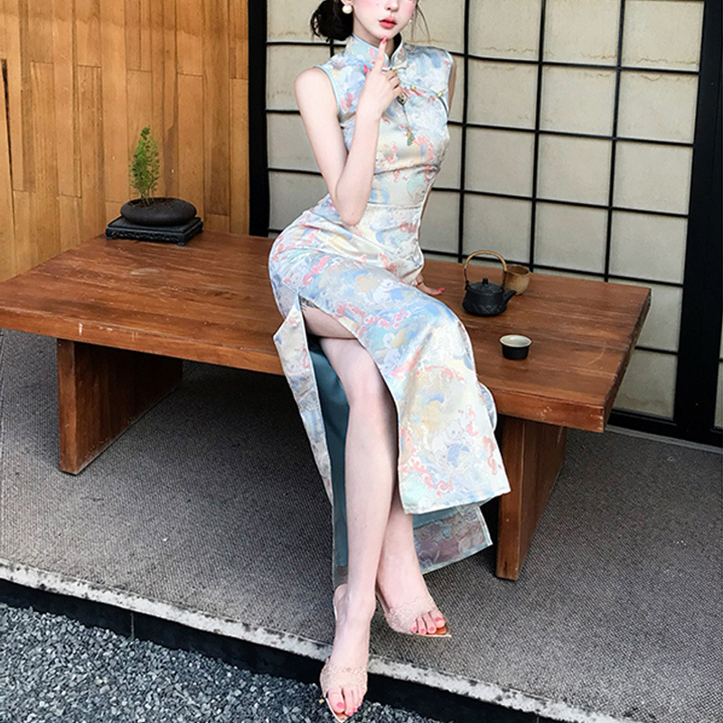 Bez rukava qipao haljina sa naglašenim strukom i uskim krojem, duga uska suknja, stojeći ovratnik, umjetnički vintage stil, kineski stil