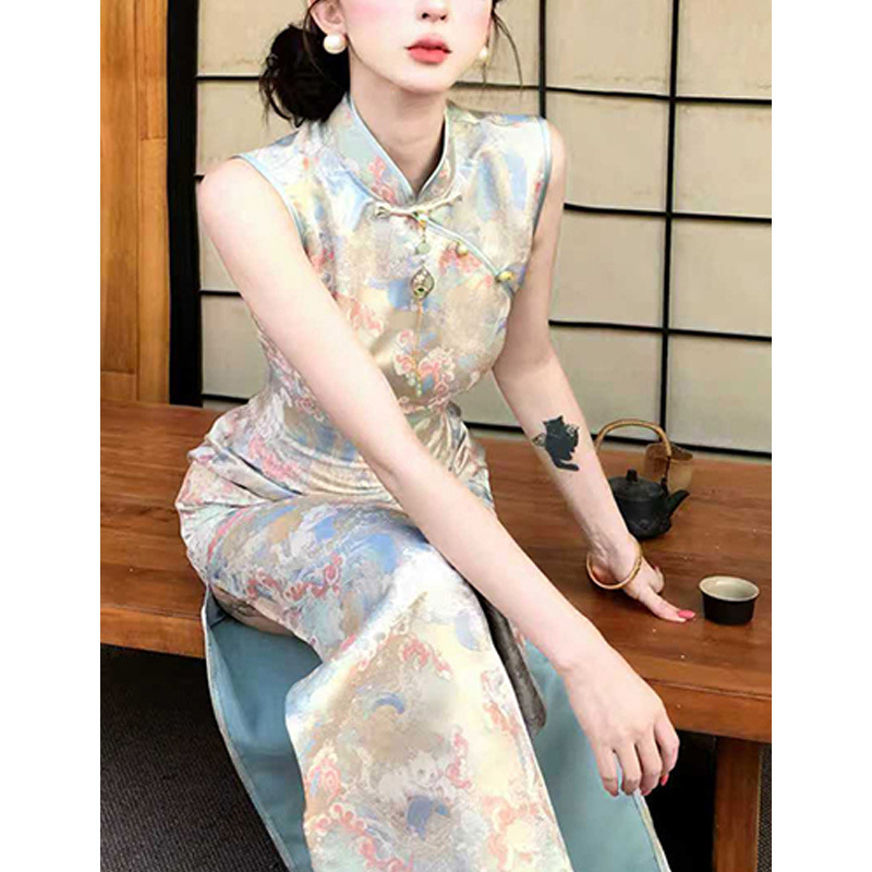 Bez rukava qipao haljina sa naglašenim strukom i uskim krojem, duga uska suknja, stojeći ovratnik, umjetnički vintage stil, kineski stil