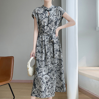 Női ruha kínai új stílusban, álló gallérral és gombolás cheongsam-stílusban, középmagas hosszúságú, Vonalú szabás