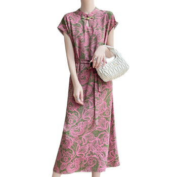 Női ruha kínai új stílusban, álló gallérral és gombolás cheongsam-stílusban, középmagas hosszúságú, Vonalú szabás