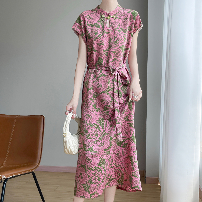 Női ruha kínai új stílusban, álló gallérral és gombolás cheongsam-stílusban, középmagas hosszúságú, Vonalú szabás