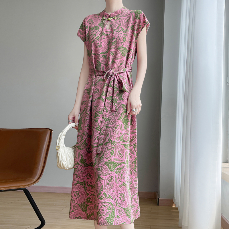 Női ruha kínai új stílusban, álló gallérral és gombolás cheongsam-stílusban, középmagas hosszúságú, Vonalú szabás