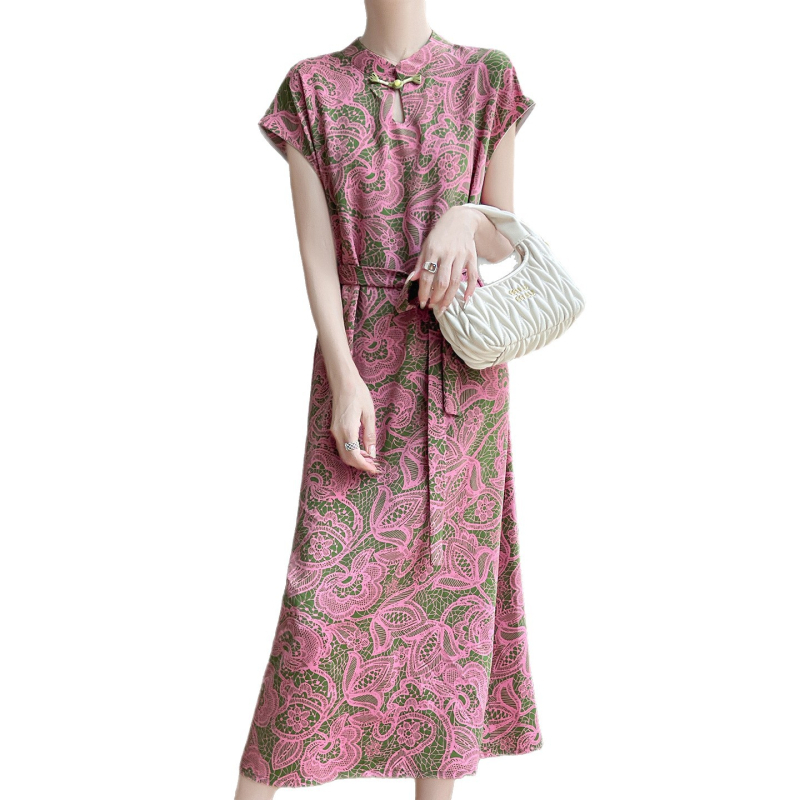 Női ruha kínai új stílusban, álló gallérral és gombolás cheongsam-stílusban, középmagas hosszúságú, Vonalú szabás