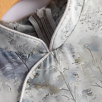 Haljina od Mulberry Silk s cvjetnim uzorkom, stojeći ovratnik, kratki rukavi, A-linija, midi duljina