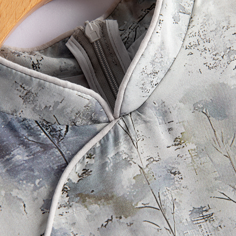 Haljina od Mulberry Silk s cvjetnim uzorkom, stojeći ovratnik, kratki rukavi, A-linija, midi duljina