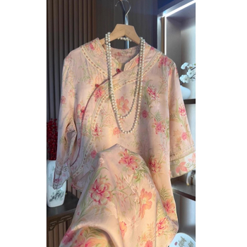 Ružičasta haljina u kineskom stilu s cvjetnim uzorkom, modernizirani cheongsam, A-linija, okrugli izrez, 3/4 rukavi, visok struk, ljeto 2025