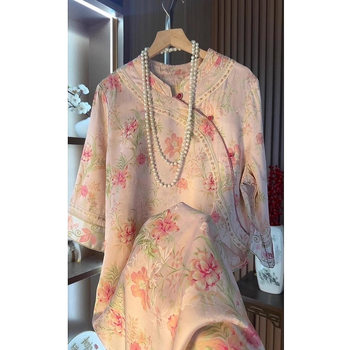 Ružičasta haljina u kineskom stilu s cvjetnim uzorkom, modernizirani cheongsam, A-linija, okrugli izrez, 3/4 rukavi, visok struk, ljeto 2025