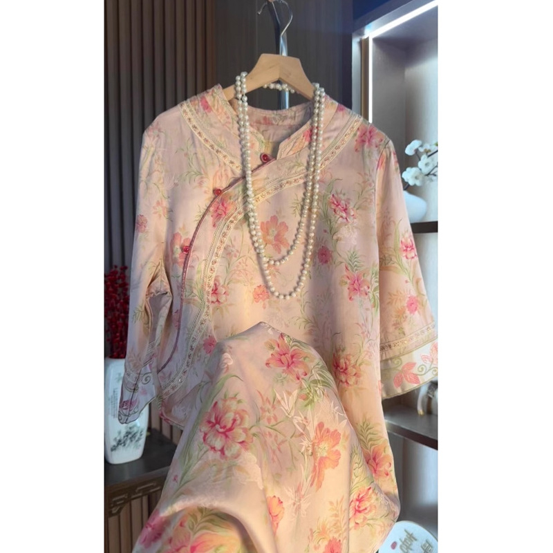Ružičasta haljina u kineskom stilu s cvjetnim uzorkom, modernizirani cheongsam, A-linija, okrugli izrez, 3/4 rukavi, visok struk, ljeto 2025