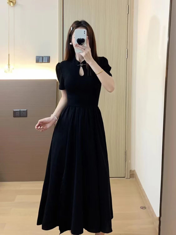 Ženska haljina u kineskom stilu, modificirani cheongsam kroj, ljeto 2024, crna, plus size, midi duljina, bočni prorez, kratki rukav
