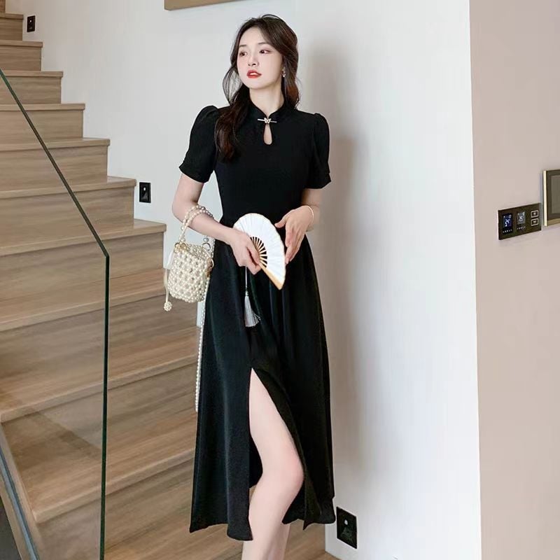 Ženska haljina u kineskom stilu, modificirani cheongsam kroj, ljeto 2024, crna, plus size, midi duljina, bočni prorez, kratki rukav