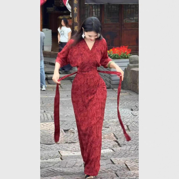 Crvena jacquard haljina u kineskom stilu sa zen inspiracijom, elegantan dizajn s naglašenim strukom