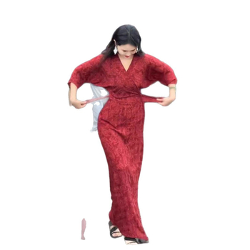 Crvena jacquard haljina u kineskom stilu sa zen inspiracijom, elegantan dizajn s naglašenim strukom