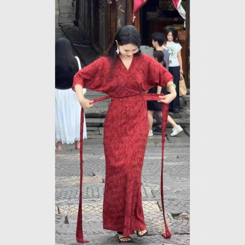Crvena jacquard haljina u kineskom stilu sa zen inspiracijom, elegantan dizajn s naglašenim strukom