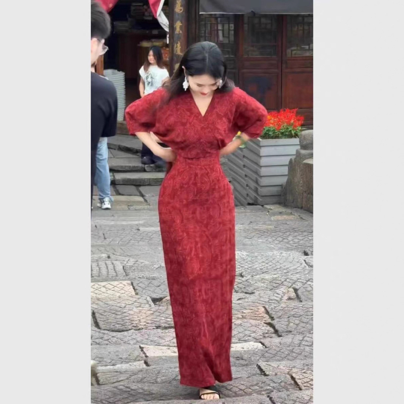 Crvena jacquard haljina u kineskom stilu sa zen inspiracijom, elegantan dizajn s naglašenim strukom