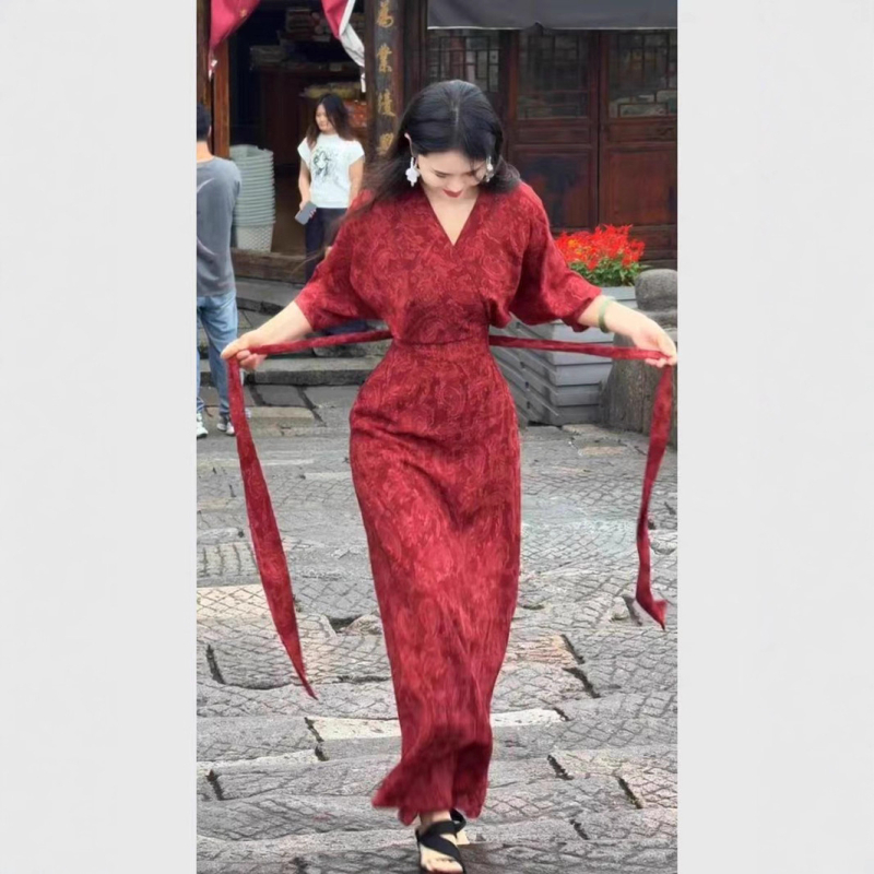 Crvena jacquard haljina u kineskom stilu sa zen inspiracijom, elegantan dizajn s naglašenim strukom