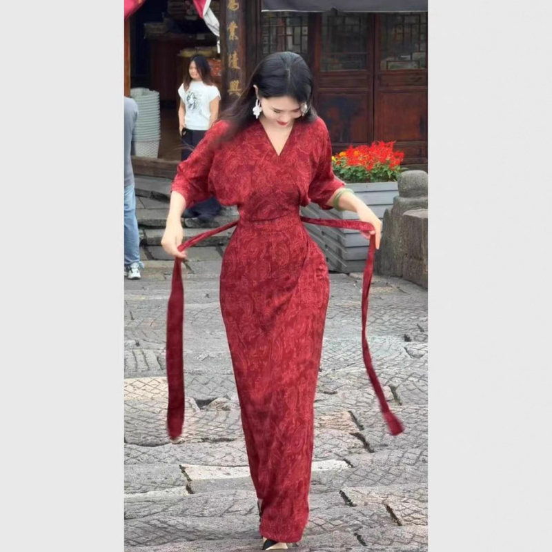 Crvena jacquard haljina u kineskom stilu sa zen inspiracijom, elegantan dizajn s naglašenim strukom