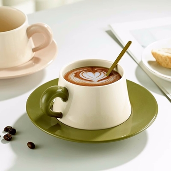 Set ceramic ceașcă și farfurioară cu lingură, ceașcă latte, design retro, lux discret.