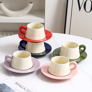 Set ceramic ceașcă și farfurioară cu lingură, ceașcă latte, design retro, lux discret.