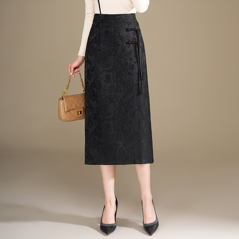 Jacquard suknja s visokim strukom, midi duljine, elegantan uredski stil, nadahnjena kineskom modom, proljeće 2025