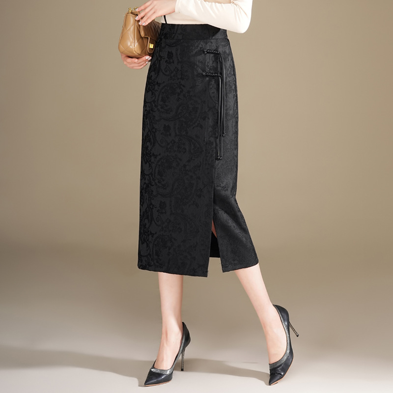 Jacquard suknja s visokim strukom, midi duljine, elegantan uredski stil, nadahnjena kineskom modom, proljeće 2025