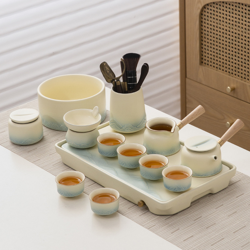 Set de ceai ceramic cu glazură cremă, ceainic cu capac, bol de infuzie cu capac, 6 cești și tavă de servire.