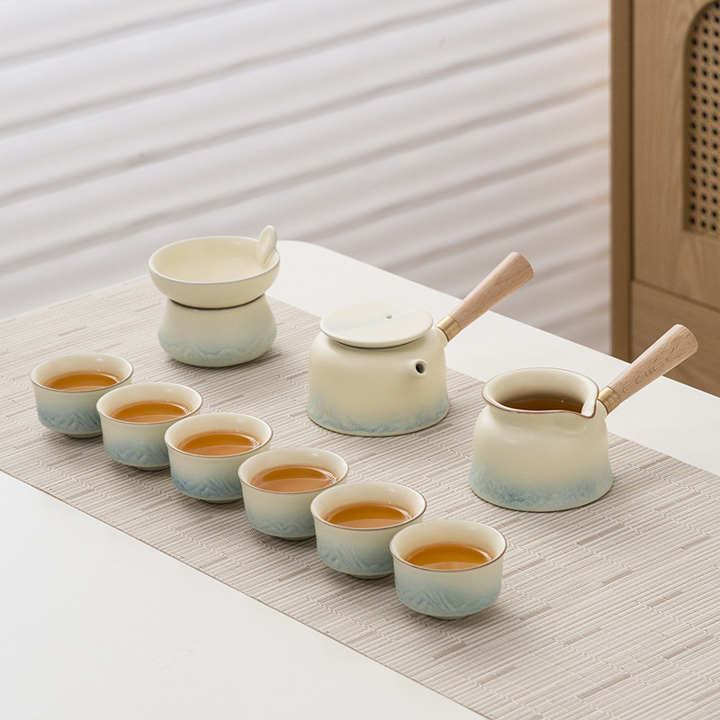 Set de ceai ceramic cu glazură cremă, ceainic cu capac, bol de infuzie cu capac, 6 cești și tavă de servire.