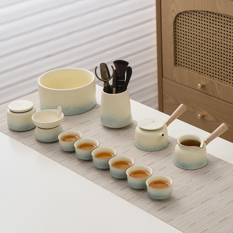 Set de ceai ceramic cu glazură cremă, ceainic cu capac, bol de infuzie cu capac, 6 cești și tavă de servire.