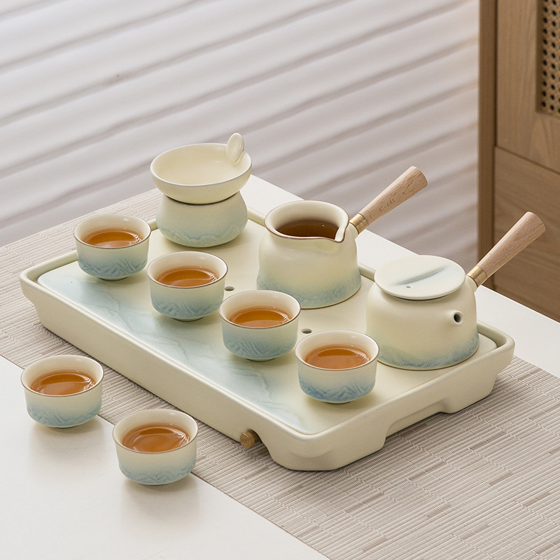 Set de ceai ceramic cu glazură cremă, ceainic cu capac, bol de infuzie cu capac, 6 cești și tavă de servire.