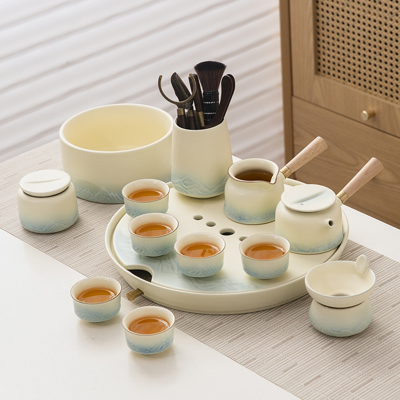 Set de ceai ceramic cu glazură cremă, ceainic cu capac, bol de infuzie cu capac, 6 cești și tavă de servire.