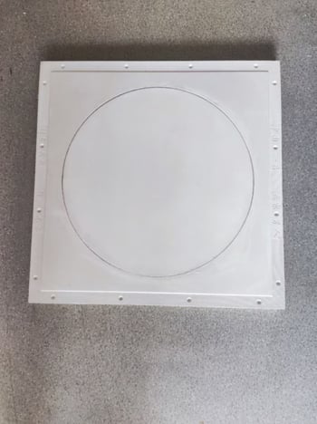 Panou de acces din gips-carton cu colțuri rotunjite și margine dublă din aluminiu pentru plafon, cu deschidere de inspecție preinstalată și decor arc