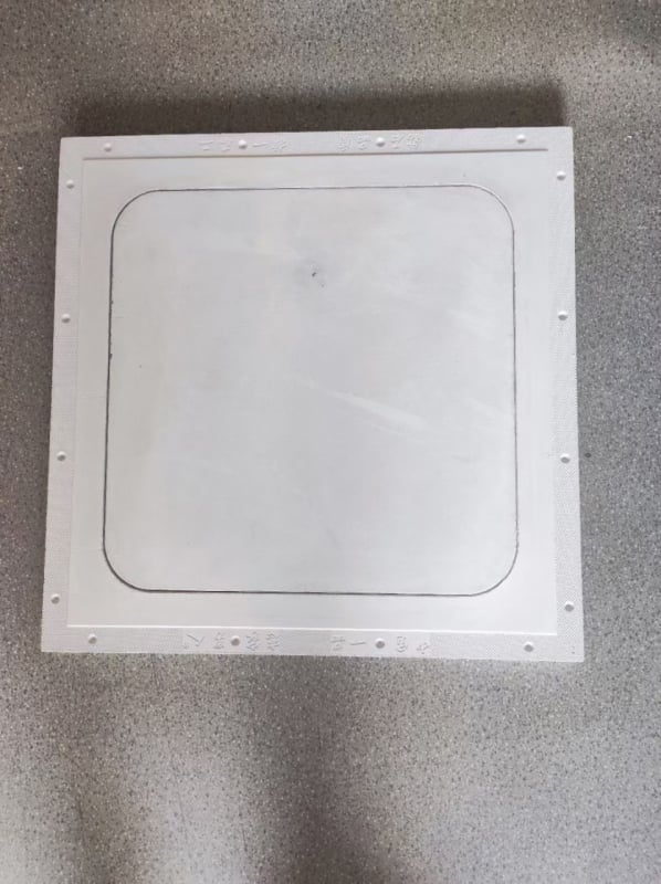 Panou de acces din gips-carton cu colțuri rotunjite și margine dublă din aluminiu pentru plafon, cu deschidere de inspecție preinstalată și decor arc