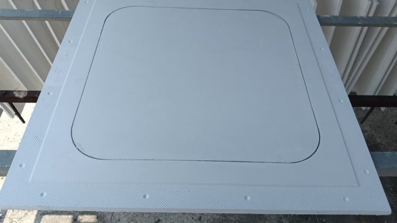 Panou de acces din gips-carton cu colțuri rotunjite și margine dublă din aluminiu pentru plafon, cu deschidere de inspecție preinstalată și decor arc