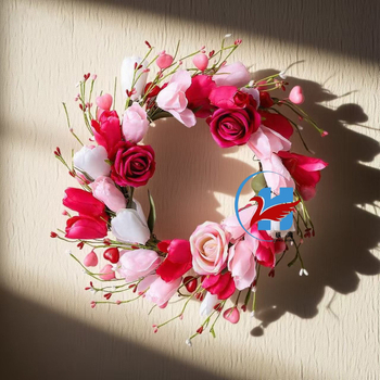 Ghirlandă de ușă din trandafiri și lalele artificiale — decor romantic pentru nunți de Ziua Îndrăgostiților