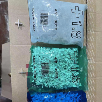 Clipuri cruciș din plastic pentru plăci ceramice – menținerea rosturilor și poziționarea precisă a plăcilor