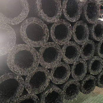 Țeavă de drenaj din plastic pentru amenajări peisagistice, cu suport intern și învelită cu material textil