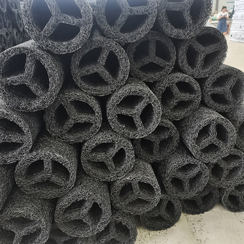 Țeavă de drenaj din plastic pentru amenajări peisagistice, cu suport intern și învelită cu material textil