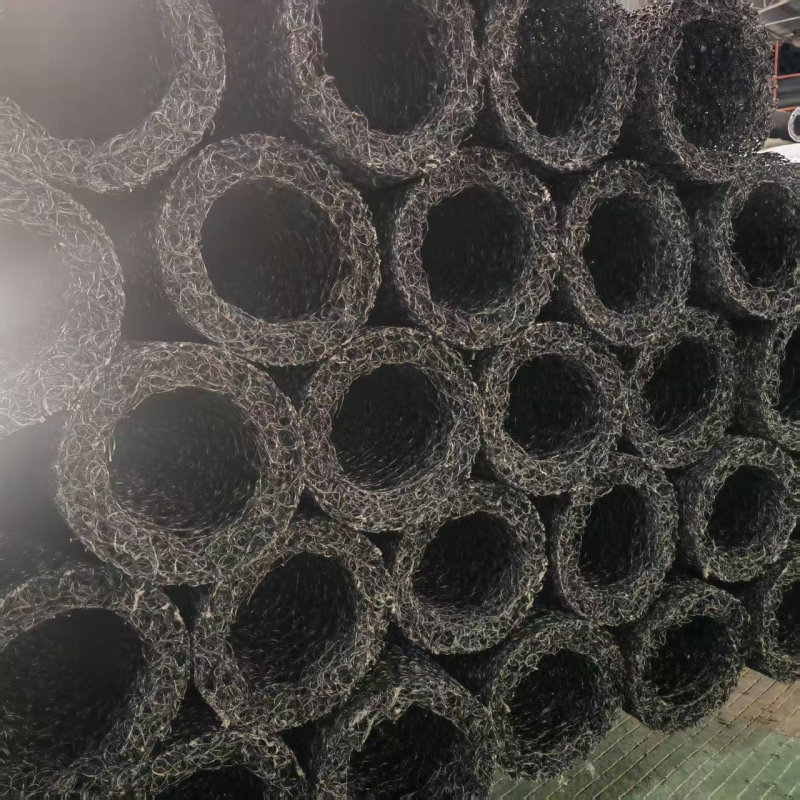 Țeavă de drenaj din plastic pentru amenajări peisagistice, cu suport intern și învelită cu material textil