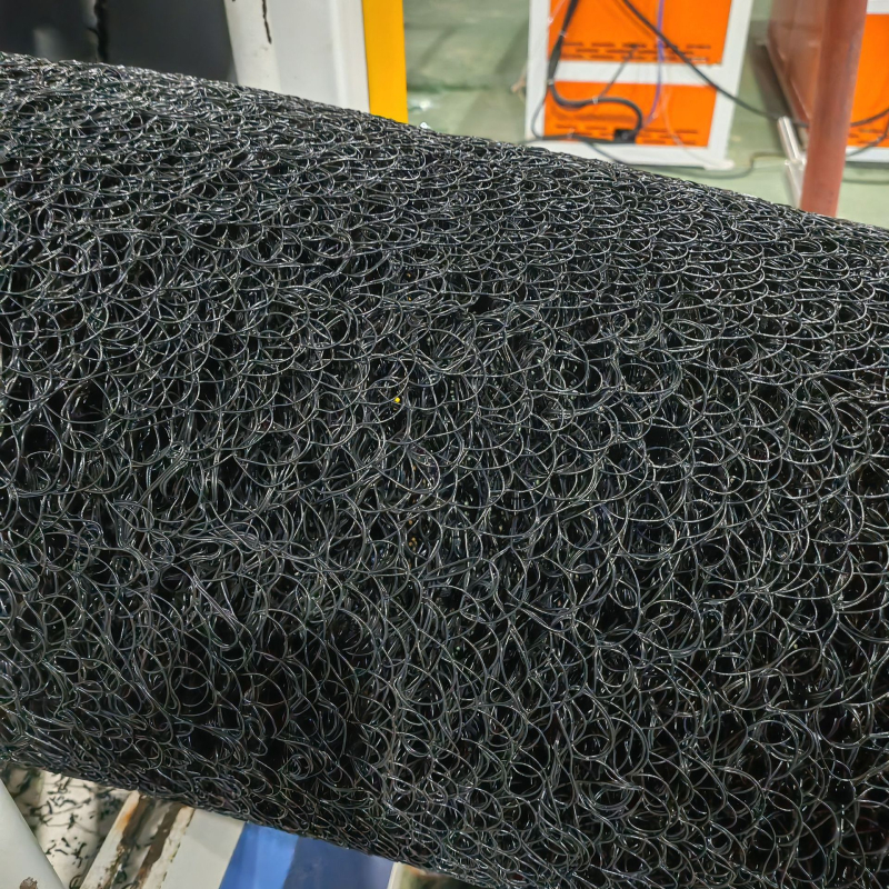 Țeavă de drenaj din plastic pentru amenajări peisagistice, cu suport intern și învelită cu material textil