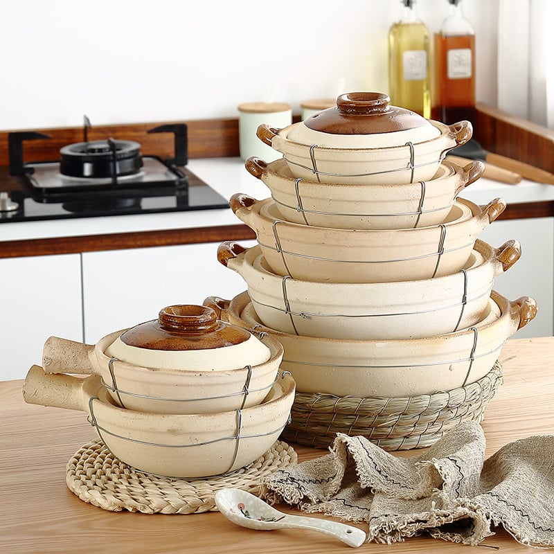 Oală caserolă ceramică din lut pentru gătit: orez în oală de lut, tăiței de orez, pui cu orez și terci