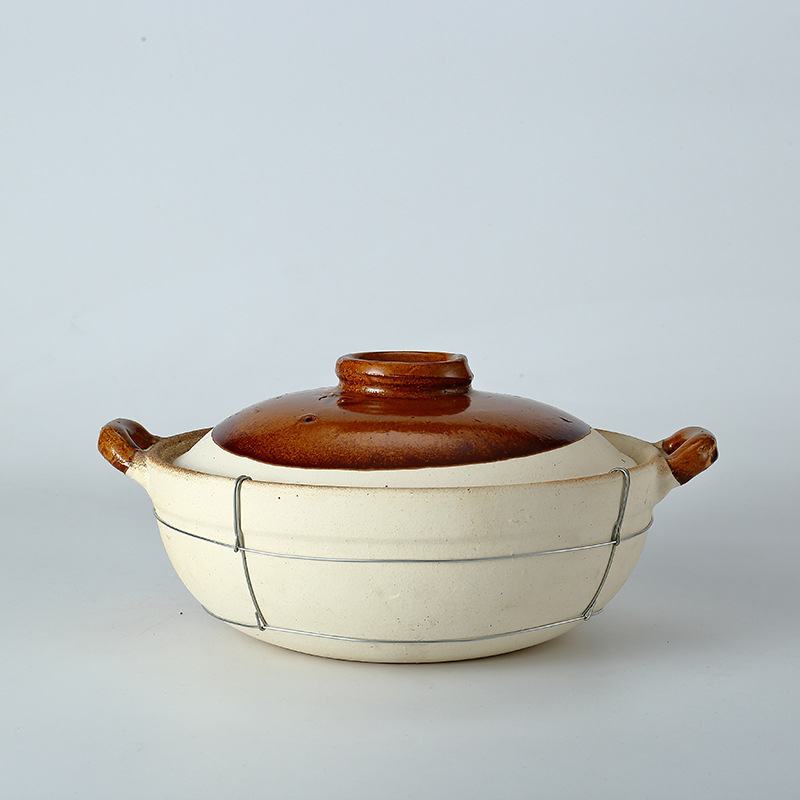 Oală caserolă ceramică din lut pentru gătit: orez în oală de lut, tăiței de orez, pui cu orez și terci